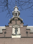 905002 Gezicht op de topgevel van het voormalige St.-Antoniusziekenhuis (Prins Hendriklaan 40) te Utrecht, met een ...